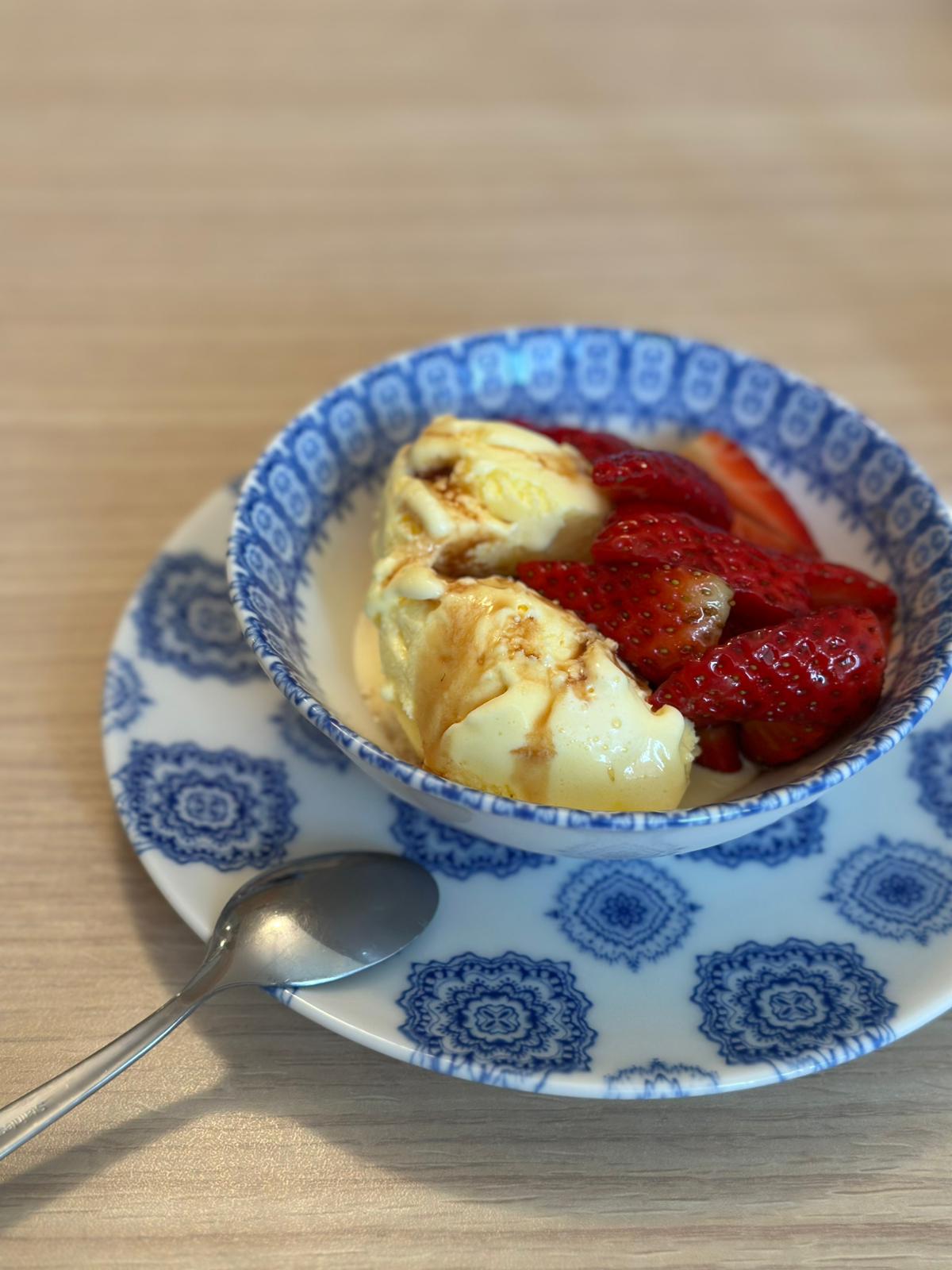 Gelato artigianale alla crema con fragole e Aceto Balsamico Tradizionale di Modena DOP